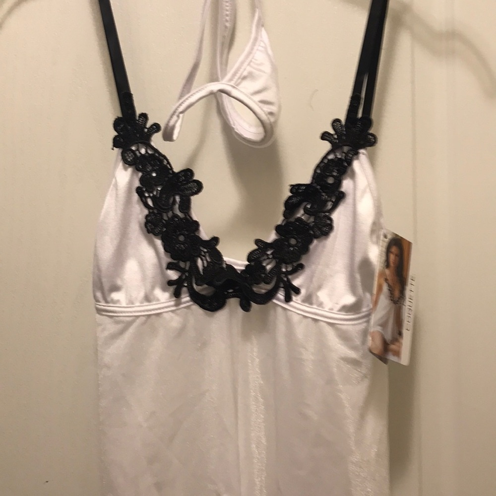 Lingerie - Picture 2 of 3